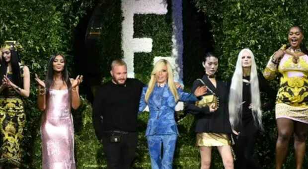 In ringraziamenti a fine sfilata di Kim Jones (Fendi) e Donatella Versace