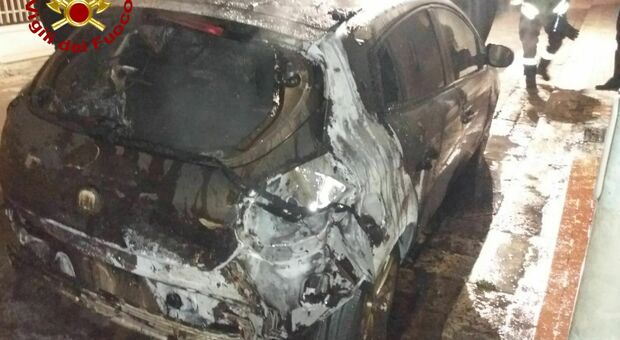 Emergenza incendi nel Salento, tre auto distrutte da nella notte