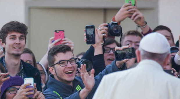 Francesco oggi a San Pietro, inquadrato dagli smartphone dei giovani fedeli