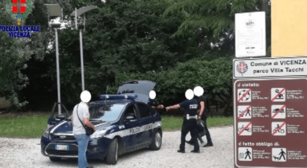 Controlli della polizia locale al parco di Villa Tacchi