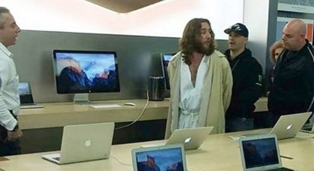 All'Apple Store vestito da Gesù, blocca l'ingresso con la croce: arrestato