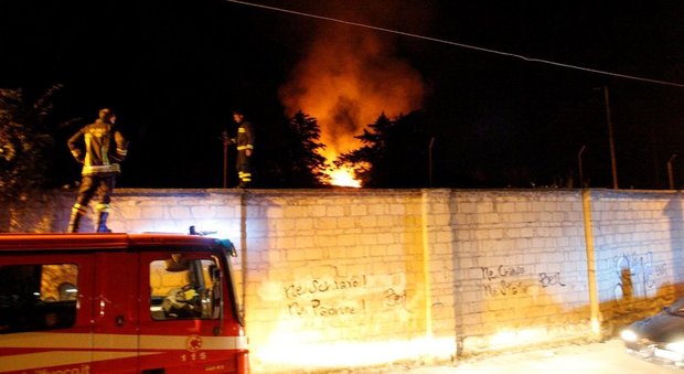 Bruciano gli archivi militari del Macrico: si cerca il piromane