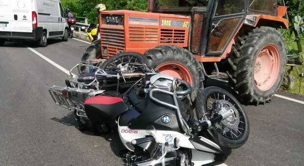 Moto e trattore entrati in collisione