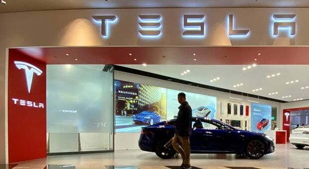 Rally di Tesla, ordine Hertz spinge capitalizzazione a 1000 miliardi di dollari