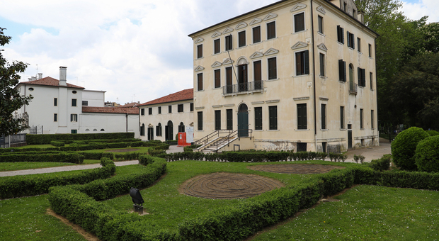 Villa Querini ostaggio degli sbandati: degrado, droga e tanti spacciatori
