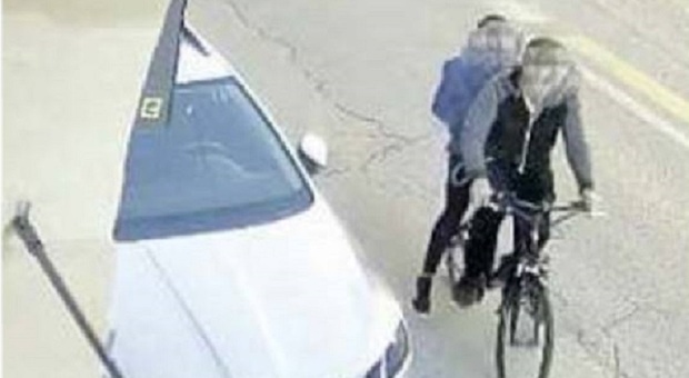 I due giovani ladri beccati dalle videocamere