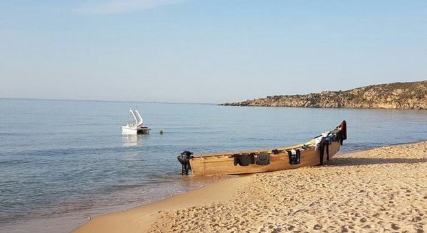 Migranti, Minniti in Algeria: stop ai barconi verso la Sardegna