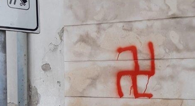 Svastiche e simboli nazisti disegnati su auto e muri in Irpinia