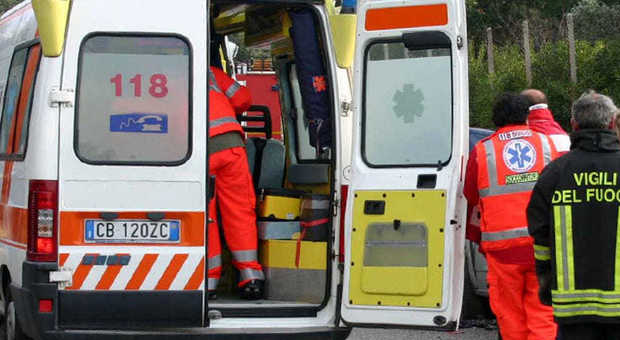 Ubriaco, si schianta su un'auto in sosta: 26enne in ospedale