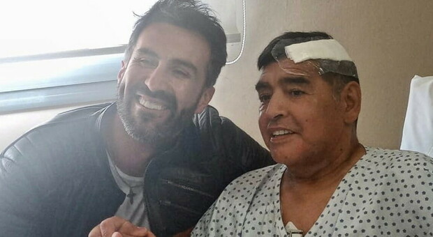 Maradona, accuse dopo l'autopsia: «Lasciato solo per 12 ore dai sanitari»