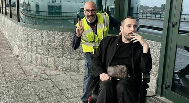 Costantino della Gherardesca in sedia a rotelle: la foto in aereoporto spaventa i fan