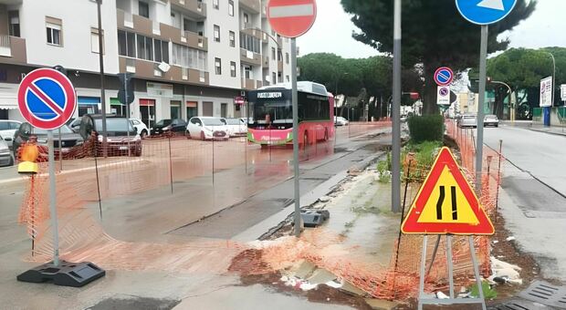 Brindisi, ciclabile su viale Aldo Moro: gli operai tornano a lavorare, ma il Comune punta alla revoca dell'appalto