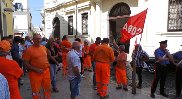 Santa Teresa: i lavoratori bloccano la Provincia. Niente incontro con Emiliano, ci sarà Caroli