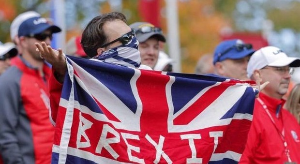 Brexit, Camera dei lord: «Garantire diritti a cittadini Ue»