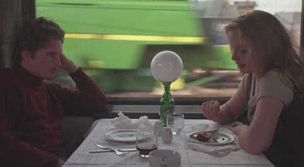 Una scena del film cult Prima dell'alba. I due protagonisti si conoscono e innamorano su un treno, ma purtroppo non accade sempre così