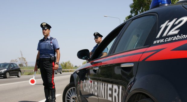 Ubriaco, sviene in auto col motore acceso: lo rianimano i carabinieri
