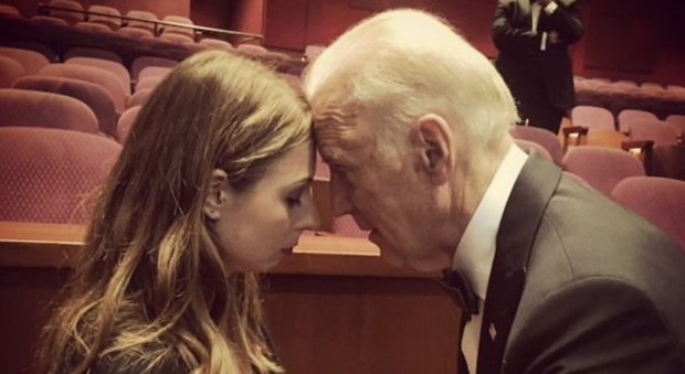 Biden e le accuse di molestie sulle donne, la storia di una foto: da atto di solidarietà a gesto sconveniente