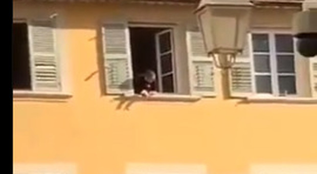 Orrore a Tolone, lancia una testa mozzata giù dalla finestra: uomo arrestato