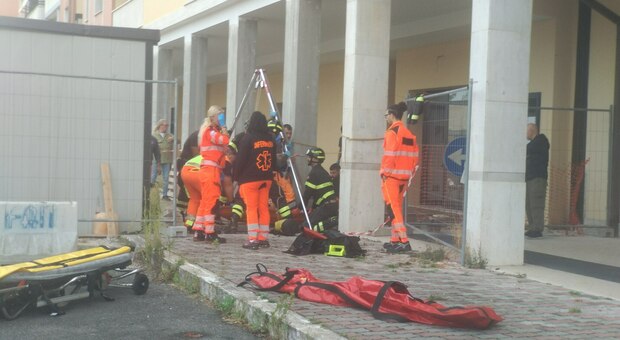 Incidente sul lavoro in piazza Ilaria Alpi, operaio precipita in una buca profonda tre metri