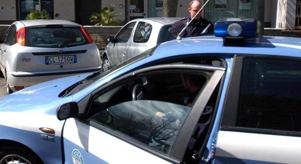 Roma, Ruba gioielli a coppia di anziani e poi offre soldi agli agenti: arrestata badante