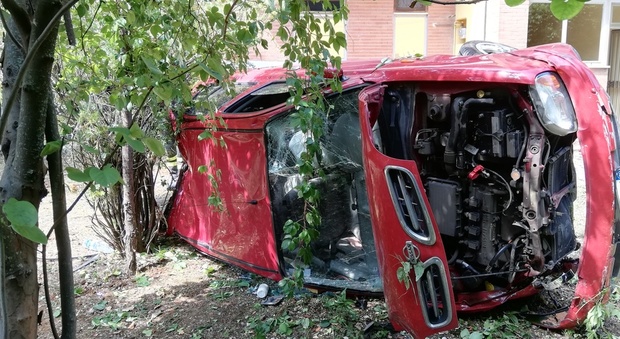 L'Aquila, auto precipita in un condominio: un morto e due feriti