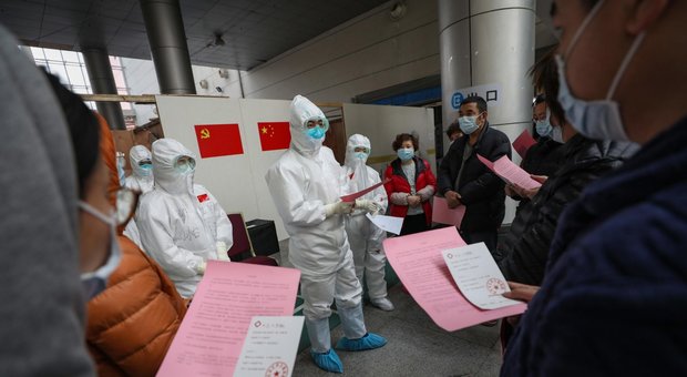 Coronavirus, a Wuhan pazienti dimessi di nuovo positivi al test: aumenta il periodo di quarantena