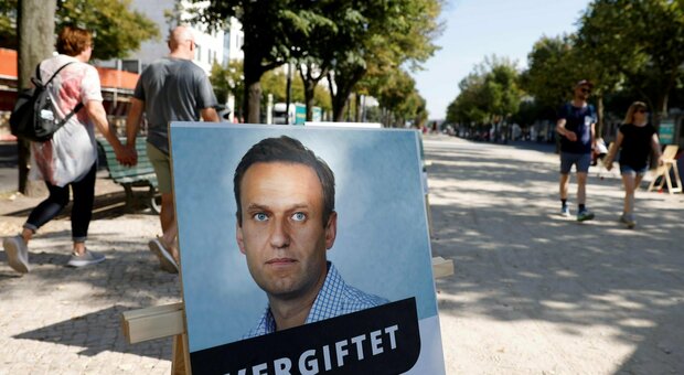 Navalny dimesso dall'ospedale. Mosca: «È libero di tornare se vuole»