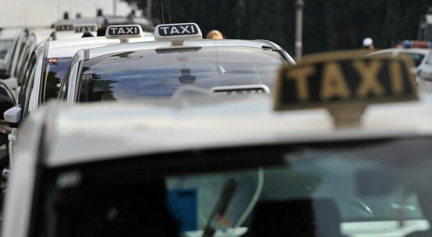 Roma, buoni taxi per le corse durante l'emergenza Covid: il Campidoglio rimborsa a maggio tutto il debito