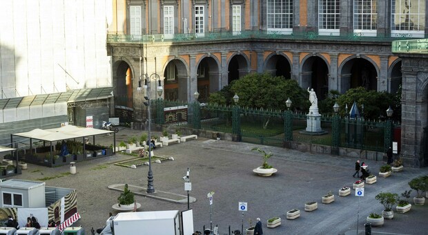 Lo spazio tra San Carlo e Palazzo Reale