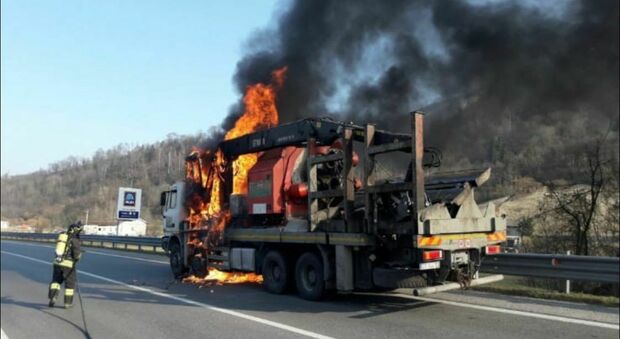 Camion in fiamme (foto di repertorio)