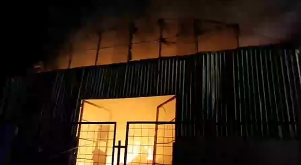 Maxirogo nel Napoletano: in fiamme 2 capannoni di abiti e materiale edile