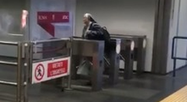 La suora senza biglietto "scavalca" i tornelli della metro a Piramide Video