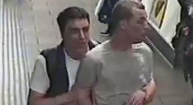 Londra, spruzzano gas lacrimogeno nella metro: caccia a due uomini