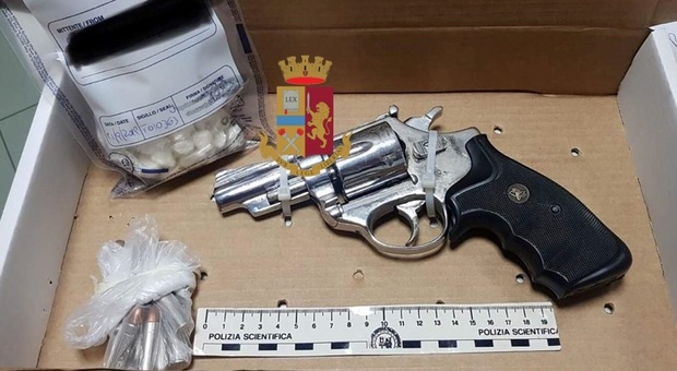 Una pistola carica e 50 bustine di cocaina nella scocca dello scooter, arrestato 34enne a Sorrento