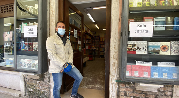 Coronavirus, riaperture: torna a vivere la storica libreria la Toletta