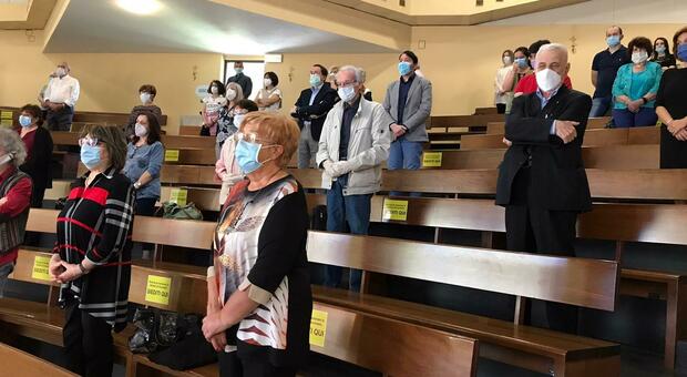 La messa in chiesa con le mascherine, e il dubbio: avrò sbagliato funerale?