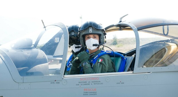 Emma Palombi, pilota e mamma: «Addestro i futuri Top Gun» Comandante a Latina come il padre