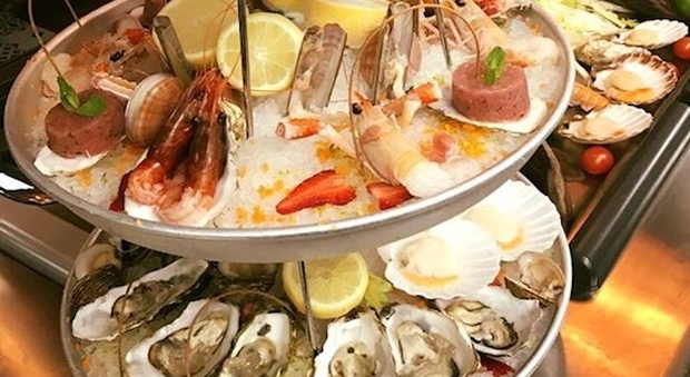 Cena di pesce e lamentele dei turisti, Brugnaro divide: i ristoratori sono con il sindaco