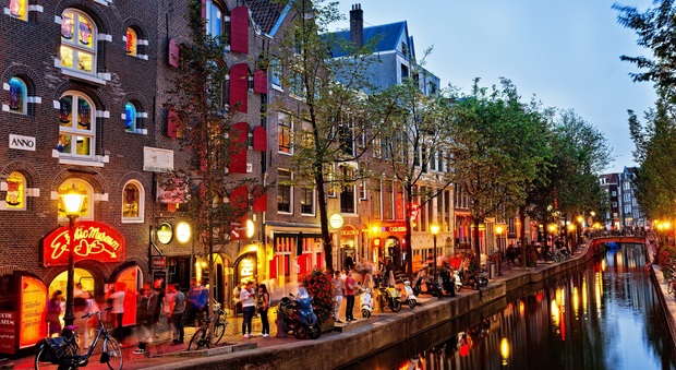 Amsterdam, la Venezia del Nord che d'inverno si colora di magia