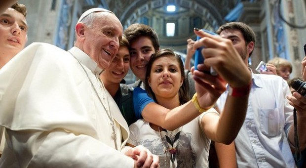 Papa Francescoscatta un selfie con alcuni scout