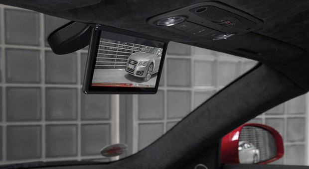 Il generoso display al centro del parabrezza dell'Audi R8 e-tron presto in produzione