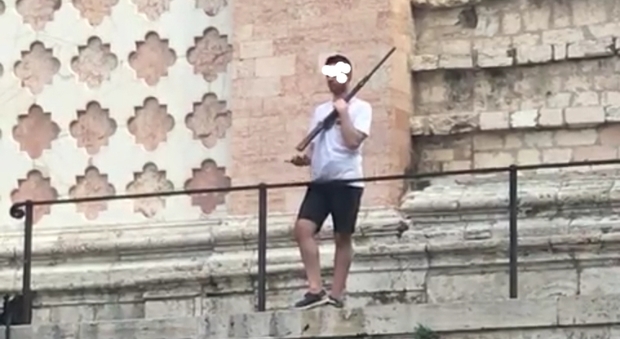 Armato davanti al Duomo: Perugia, attimi di terrore in centro