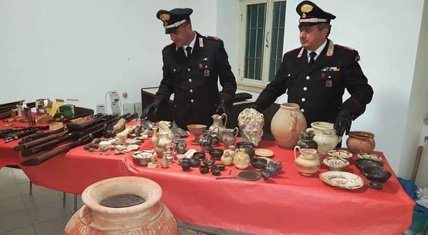 Roma, armi e reperti archeologici: nonno a Torrimpietra nasconde un arsenale in casa