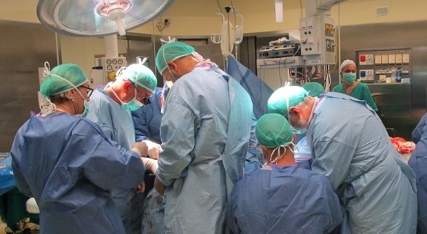 Chirurghi durante un intervento