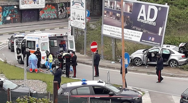 Rapinatori romeni in fuga su un'Audi si schiantano contro un tabellone nel Napoletano