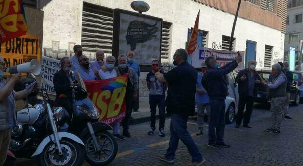 Ctp Napoli, 50 lavoratori in piazza davanti alla Città Metropolitana: «Mancano 48 milioni di arretrati per pagare i Tfr»