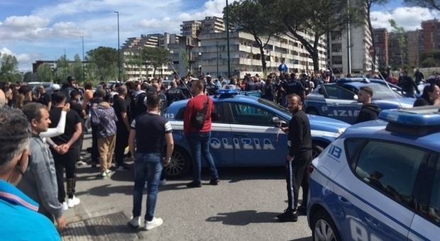 Maltrattavano i tre figli minori, marito e moglie in arresto: aggrediti dalla folla a Scampia, erano fuggiti