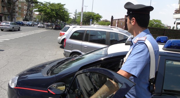 Roma, prende a calci una donna alla fermata del bus per rubarle la borsa: arrestato
