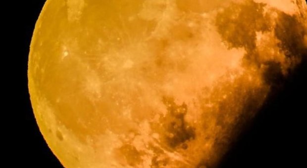 L'immagine di una eclissi di Luna parziale