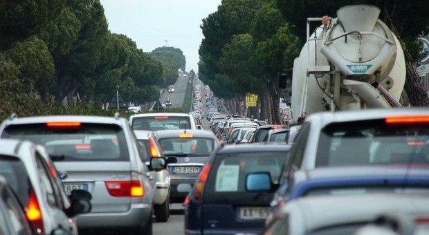Roma, tamponamento sulla Colombo: nessun ferito, traffico in tilt